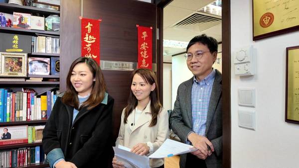 节目中挑战突击默书,拆字作答过程笑料百出。 节目中挑战突击默书,拆字作答过程笑料百出。