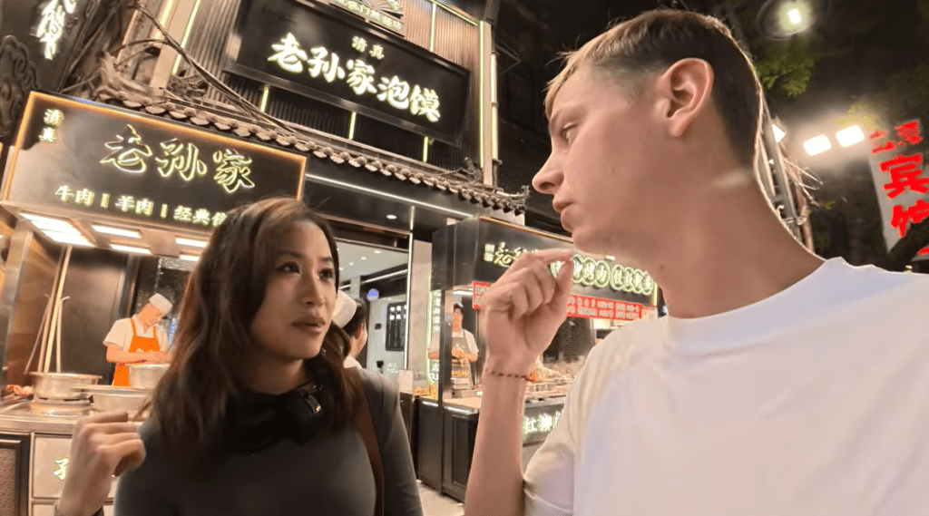 “20元麻辣烫”引爆辱华风波,英网红偷拍约会西安女教师。 “20元麻辣烫”引爆辱华风波,英网红偷拍约会西安女教师。