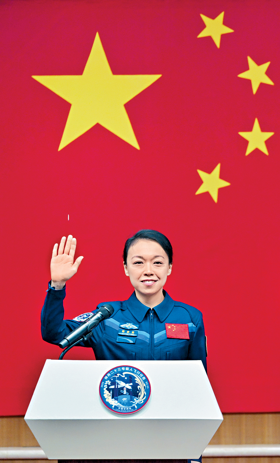 香港首名太空人黎家盈昨在酒泉卫星发射中心与媒体见面。 香港首名太空人黎家盈昨在酒泉卫星发射中心与媒体见面。