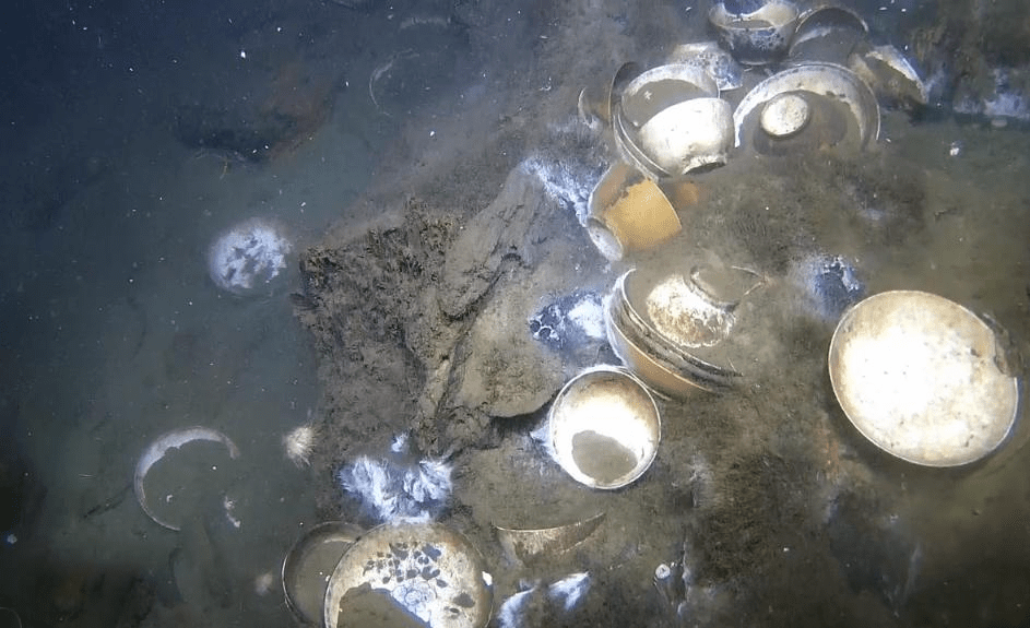 沉船上打捞出的中国瓷器。 沉船上打捞出的中国瓷器。