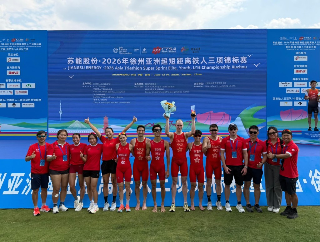 奥斯卡(中)跟香港精英组合照。香港三铁总会提供 奥斯卡(中)跟香港精英组合照。香港三铁总会提供