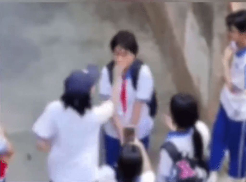 网片显示,女生被同窗们轮流掌掴。 网片显示,女生被同窗们轮流掌掴。