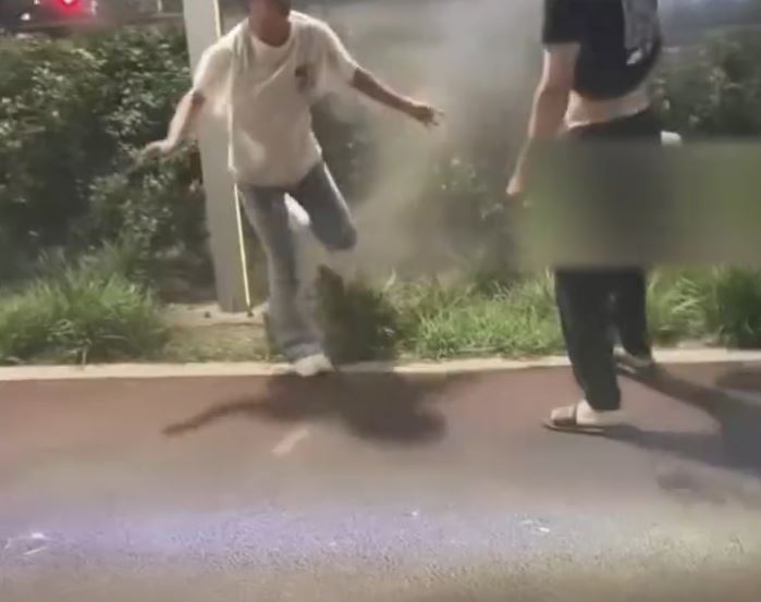 途人奋力救火。荔枝新闻