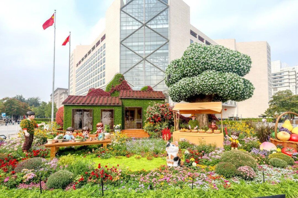 10组不同主题的立体花坛,分布北京长安街沿路,成为国庆打卡热点。央视 10组不同主题的立体花坛,分布北京长安街沿路,成为国庆打卡热点。央视