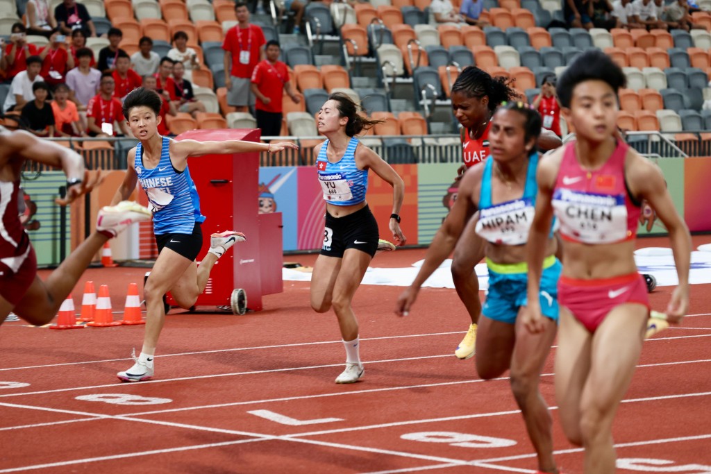 庾沛怡(左二)在女子100米决赛中。徐嘉华摄 庾沛怡(左二)在女子100米决赛中。徐嘉华摄