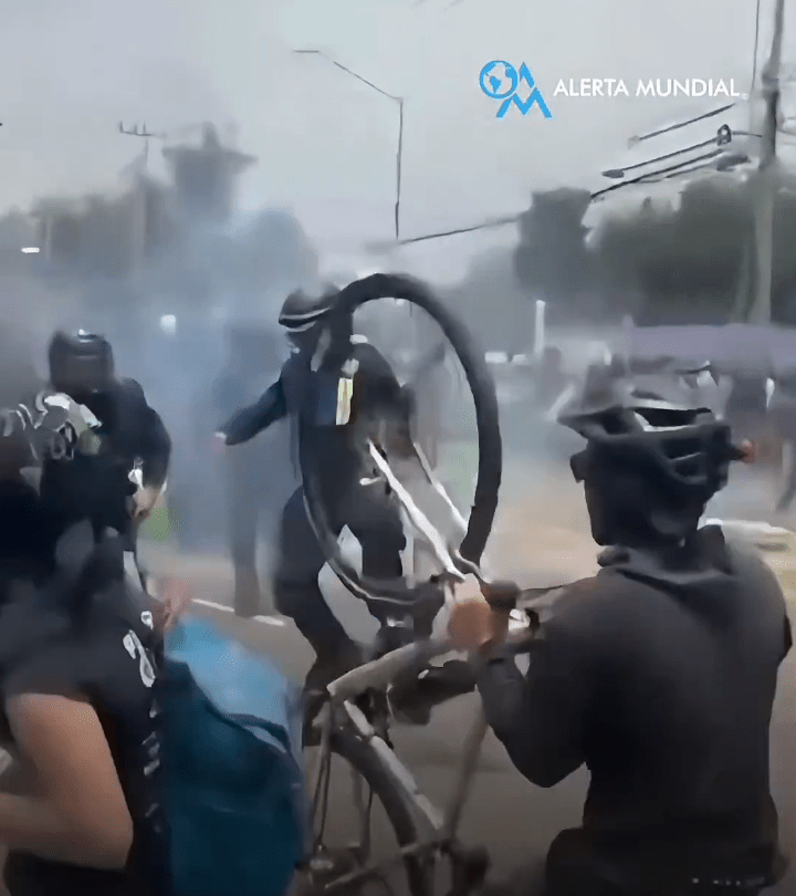 2026世界杯开幕战揭幕后，阿兹特克体育场外屡见警民冲突。Antifa_Ultras@X/DudekPL4@X 