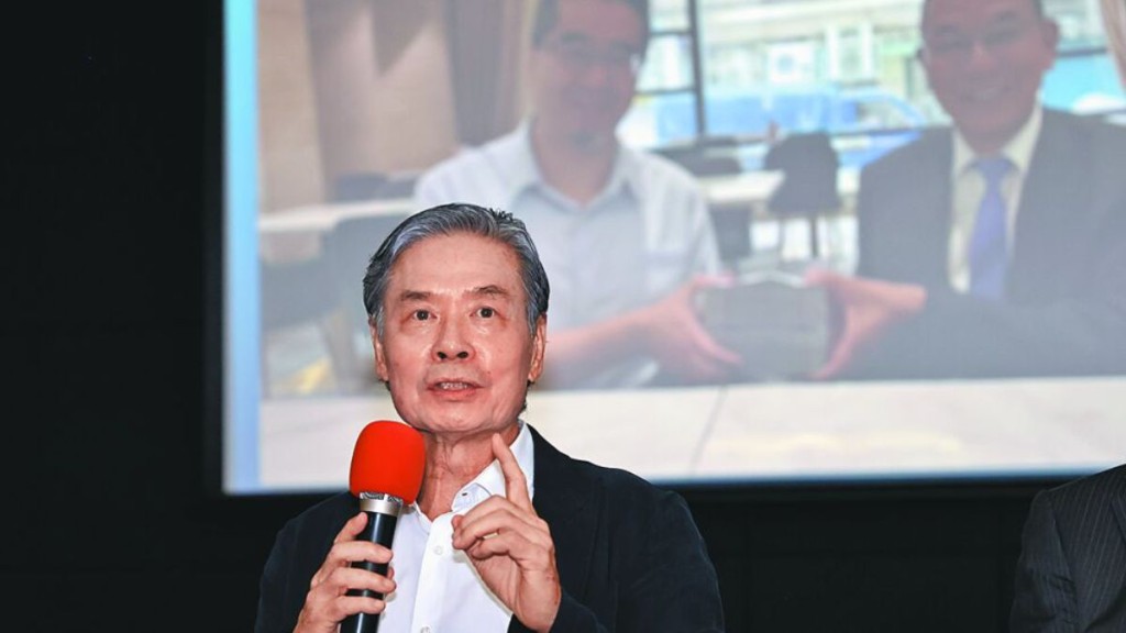 金溥聪等人日前召开记者会,出示马英九的亲笔委托书,以及据称是基金会前执行长萧旭岑接受台商捐款的照片。中时新闻网 金溥聪等人日前召开记者会,出示马英九的亲笔委托书,以及据称是基金会前执行长萧旭岑接受台商捐款的照片。中时新闻网