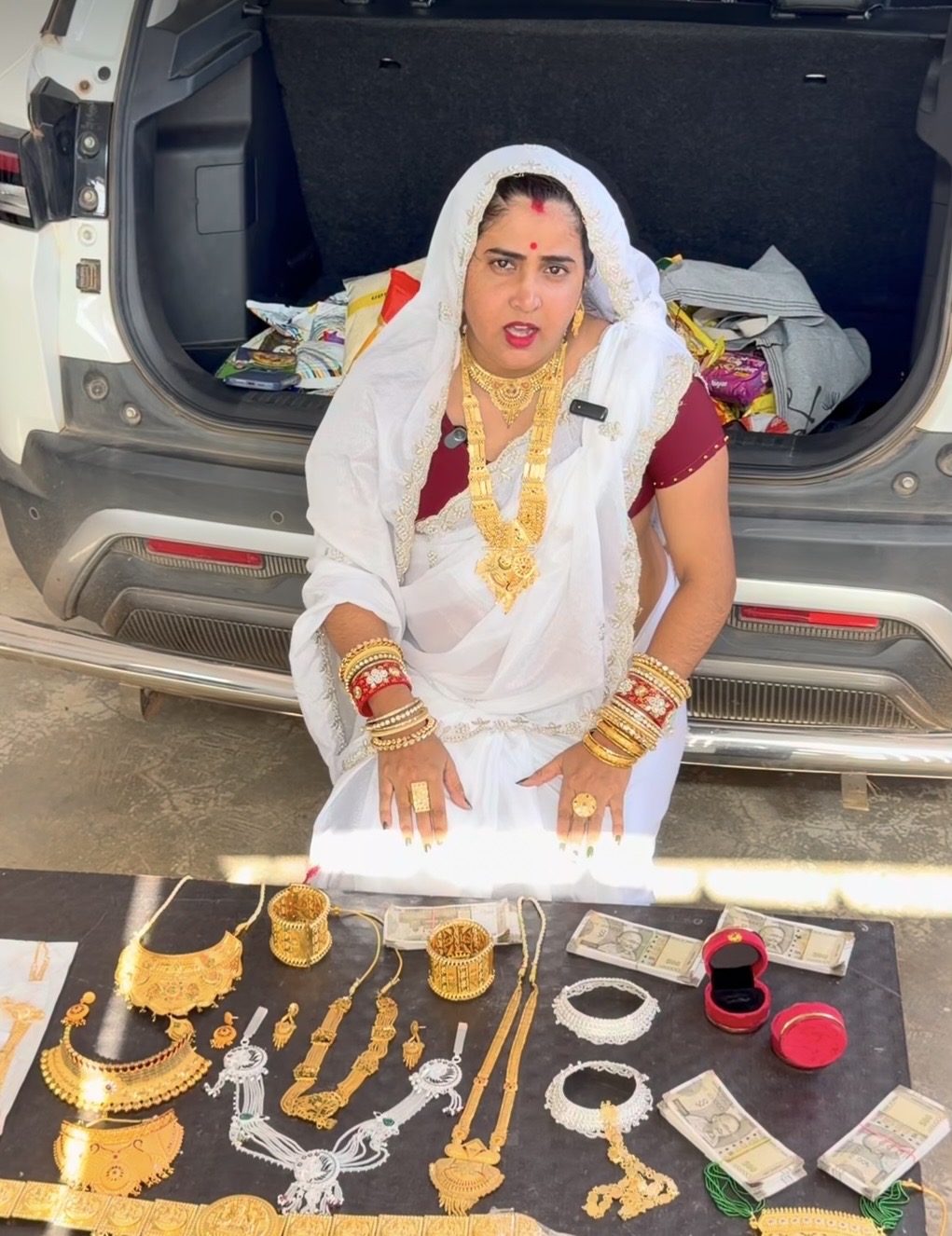 古贾经常拍片炫富。 Rachna Gurjar 古贾经常拍片炫富。 Rachna Gurjar