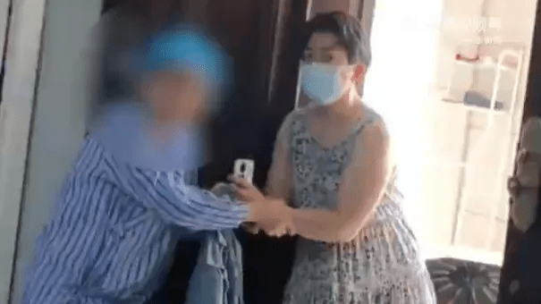 现场有一名胚胎师谎称是保洁员,一度想逃走,被患者死死抓住。 现场有一名胚胎师谎称是保洁员,一度想逃走,被患者死死抓住。