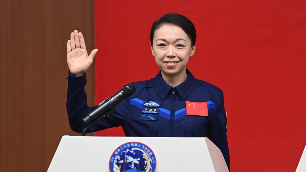 黎家盈即将在“天宫”操作“天韵相机”。中新社 黎家盈即将在“天宫”操作“天韵相机”。中新社