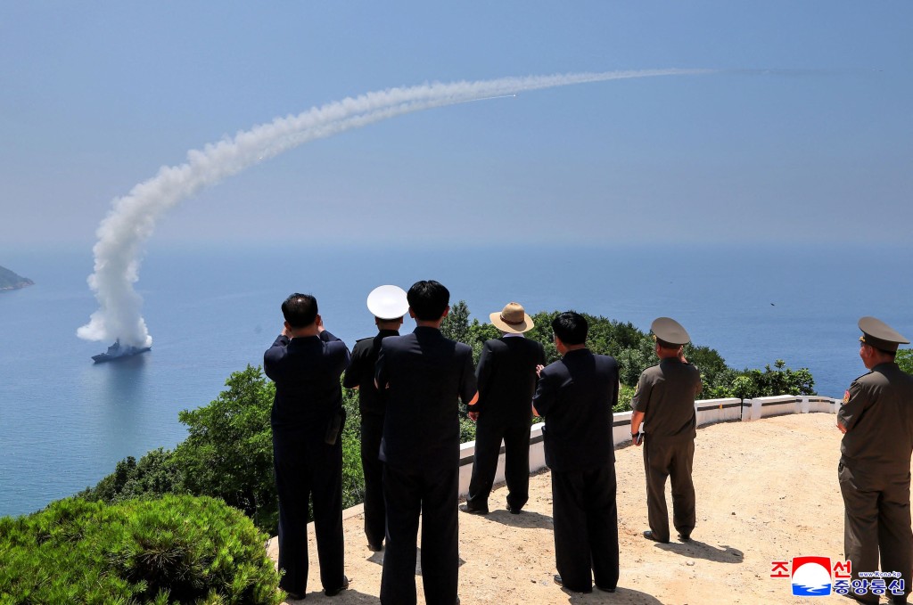 金正恩本月较早前曾亲自视察5000吨级新型驱逐舰&ldquo;姜健号&rdquo;的武器测试。法新社