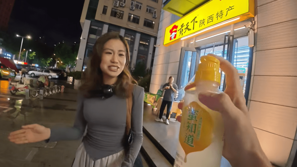 “20元麻辣烫”引爆辱华风波,英网红偷拍约会西安女教师。 “20元麻辣烫”引爆辱华风波,英网红偷拍约会西安女教师。