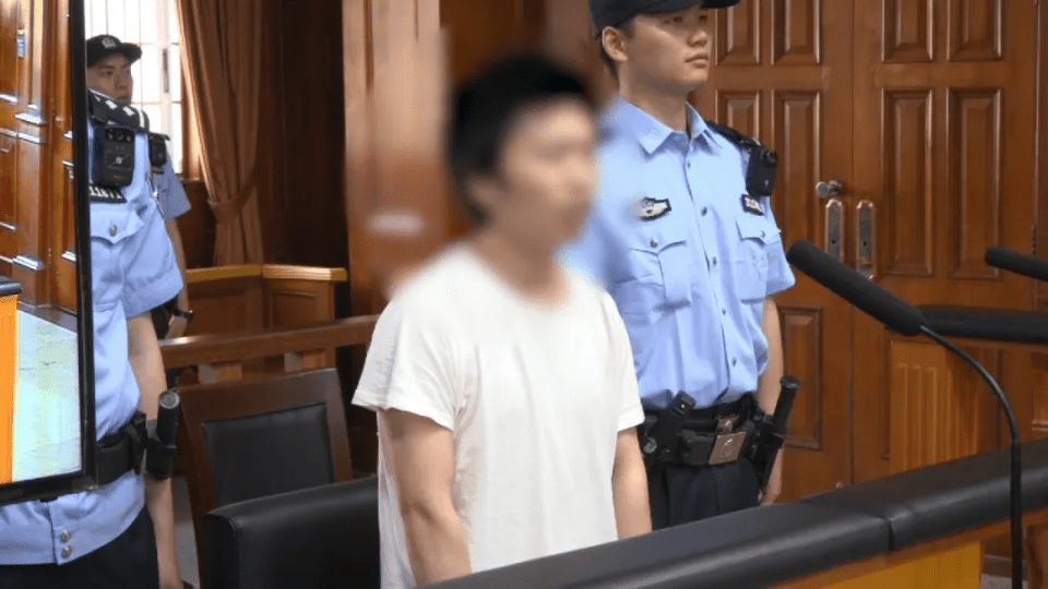 黄某庭上辩称网上认识的“张姓好哥们”做的。 黄某庭上辩称网上认识的“张姓好哥们”做的。