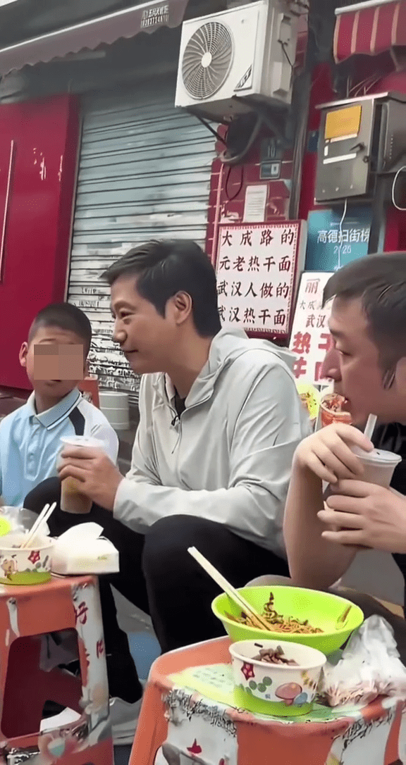 雷军武汉街头吃早餐,正与身边的小男孩聊天时,身后路过一名小女孩。 雷军武汉街头吃早餐,正与身边的小男孩聊天时,身后路过一名小女孩。