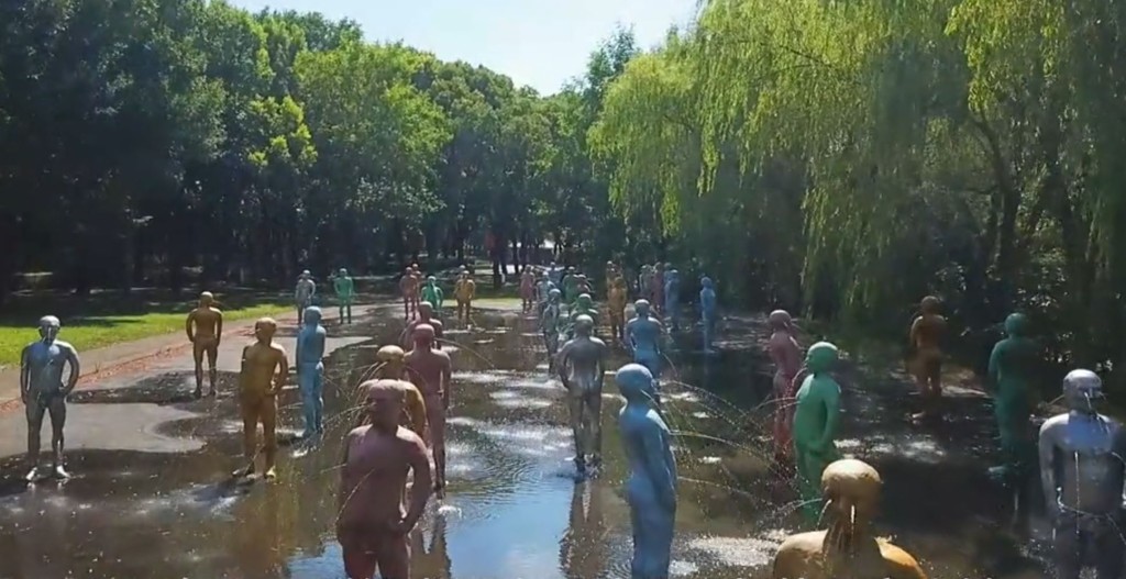 上海东方绿舟景区的喷水人形雕像被指予人诡异吓人感觉。东方绿舟