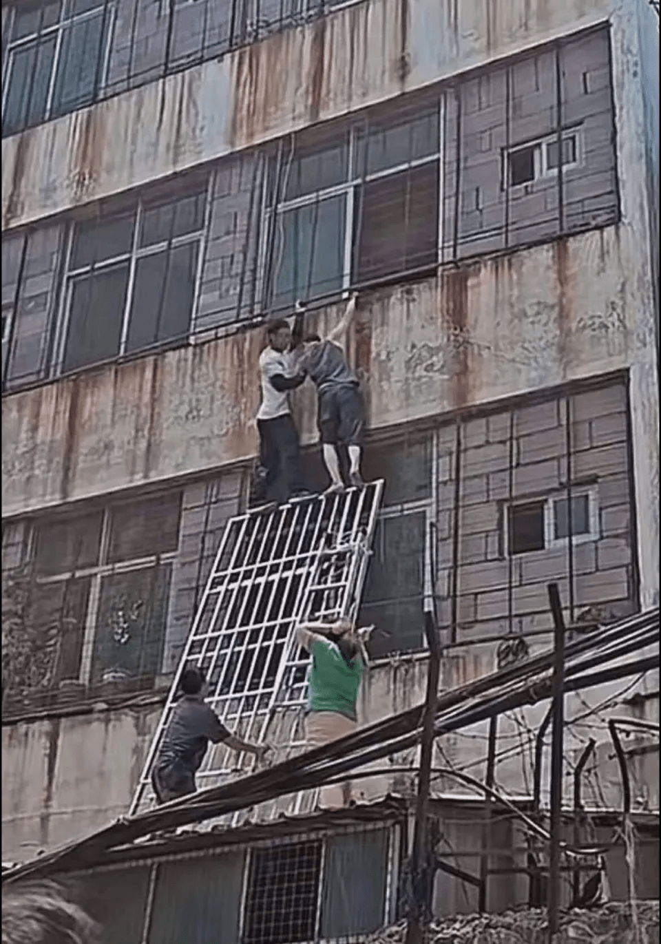 一名路过攀岩爱好者火场救人。潇湘晨报 一名路过攀岩爱好者火场救人。潇湘晨报