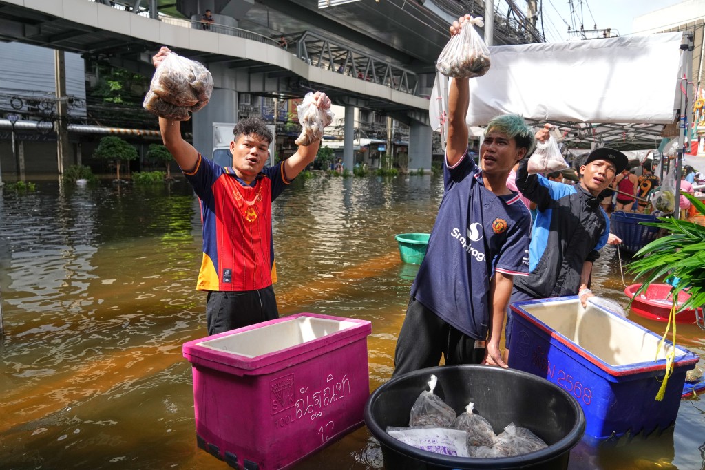 曼谷近日遭遇极严重水灾,已致超过23人死亡。美联社 曼谷近日遭遇极严重水灾,已致超过23人死亡。美联社