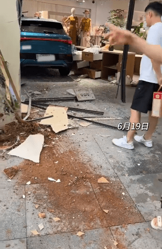 蓝色SUV失控“破墙”冲入服装店。 蓝色SUV失控“破墙”冲入服装店。
