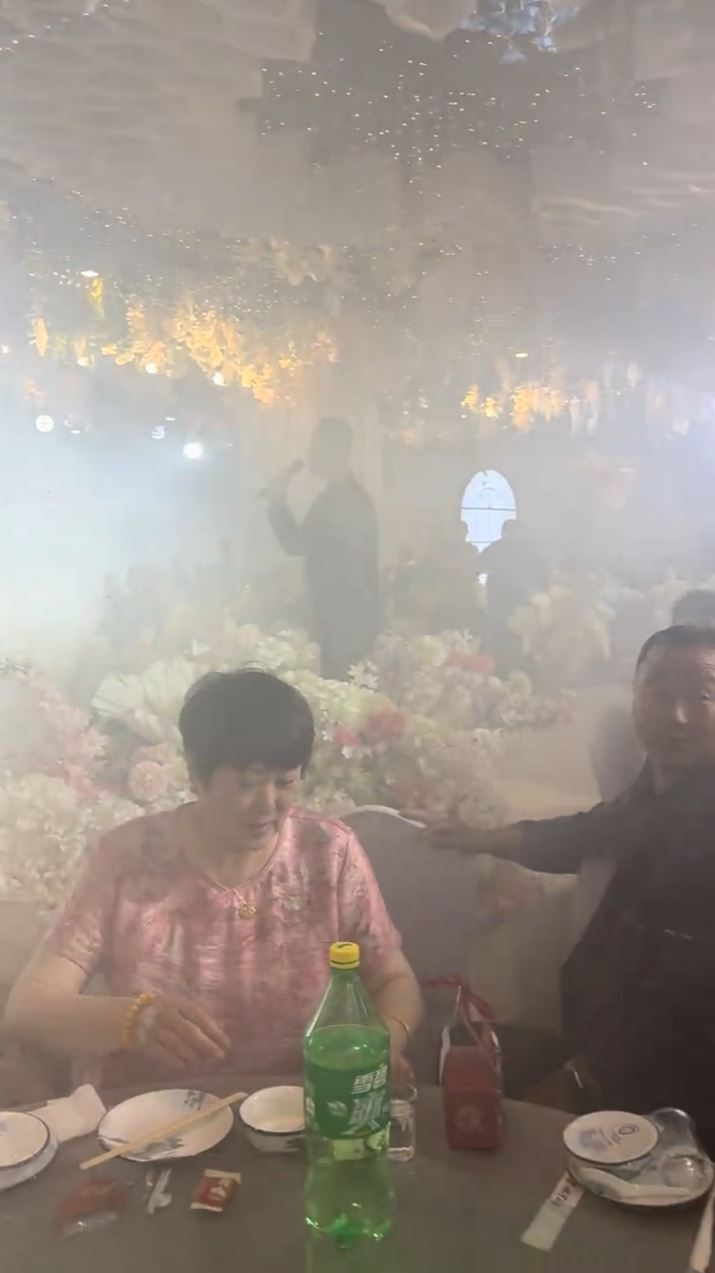 婚宴被浓烟充斥，新人及宾客起初以为是干冰效果。抖音