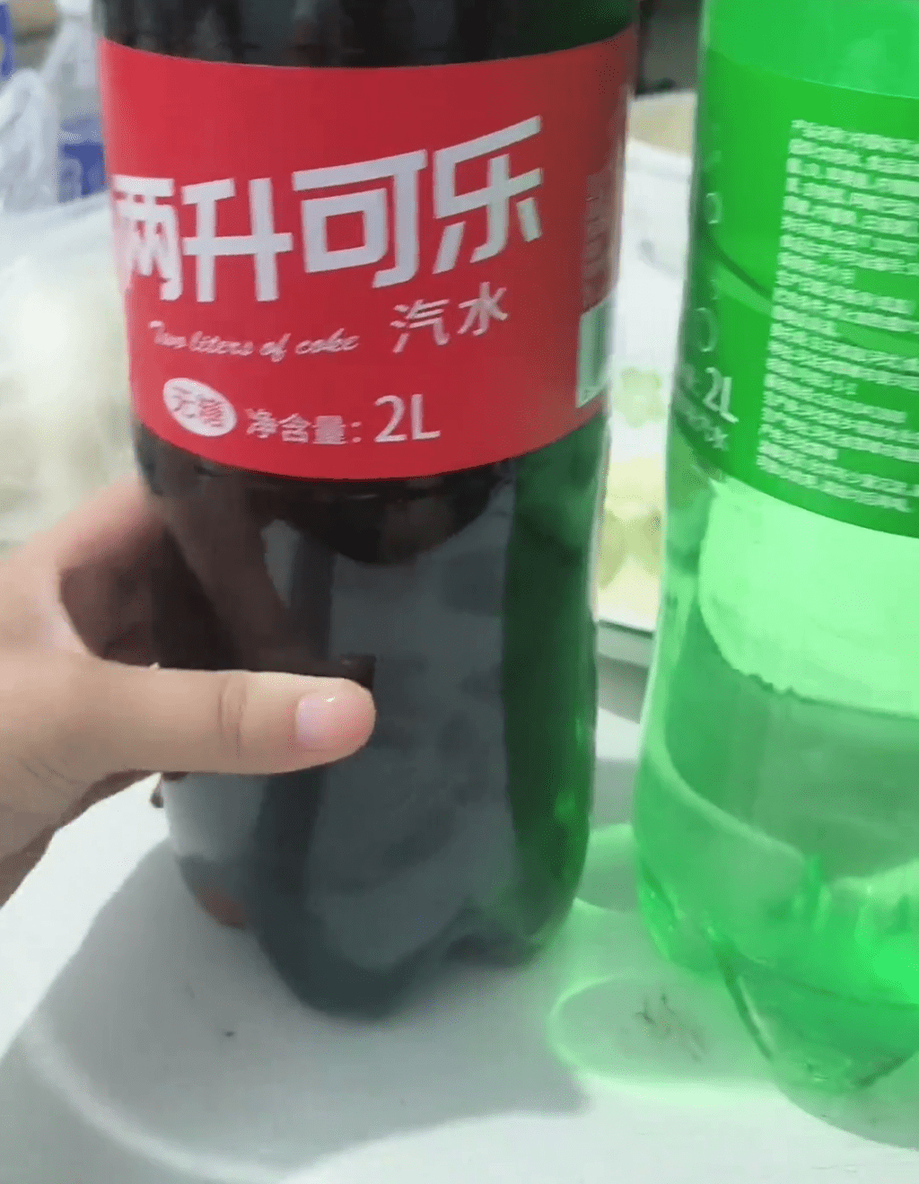 女网友拍片分享老爷5蚊买的“两升可乐”和“汽碧”,笑到停不了。 抖音 女网友拍片分享老爷5蚊买的“两升可乐”和“汽碧”,笑到停不了。 抖音