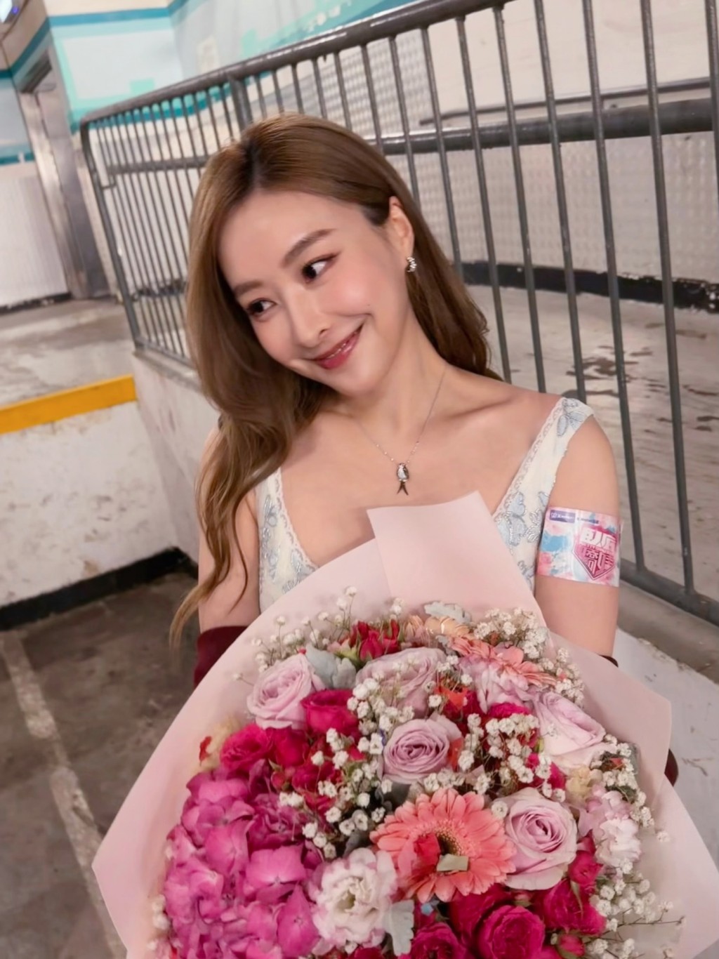 现年36岁的艺人陈滢(Jeannie)自出道以来凭甜美外形备受关注,但初入行的她因为压力及工作日夜颠倒,但也曾因天生易胖体质与水肿问题饱受网民议论。 现年36岁的艺人陈滢(Jeannie)自出道以来凭甜美外形备受关注,但初入行的她因为压力及工作日夜颠倒,但也曾因天生易胖体质与水肿问题饱受网民议论。