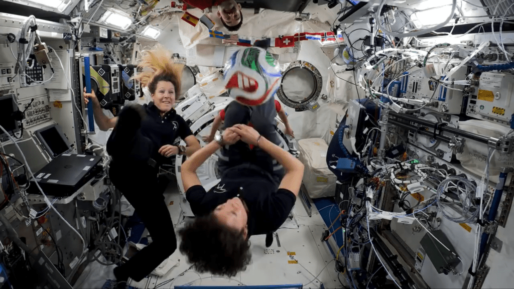 太空人表演倒挂金钩。 fb / NASA