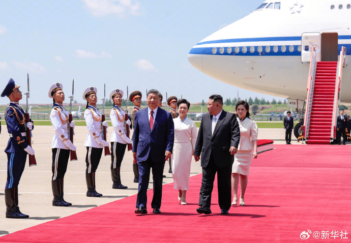 习近平专机抵达平壤,金正恩伉俪迎接。 新华社 习近平专机抵达平壤,金正恩伉俪迎接。 新华社
