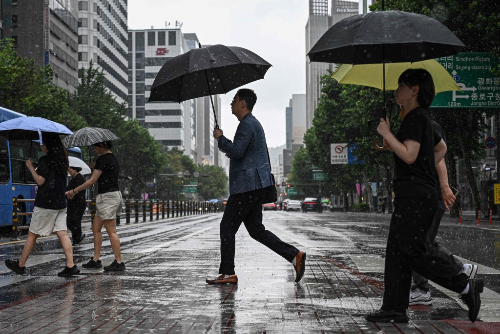 南韩气象厅指出，梅雨锋面仍持续影响中部地区。法新社