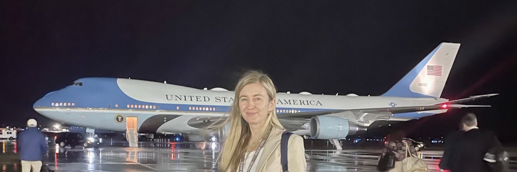 彭博新闻女记者露西与空军一号。 X / Catherine Lucey 彭博新闻女记者露西与空军一号。 X / Catherine Lucey