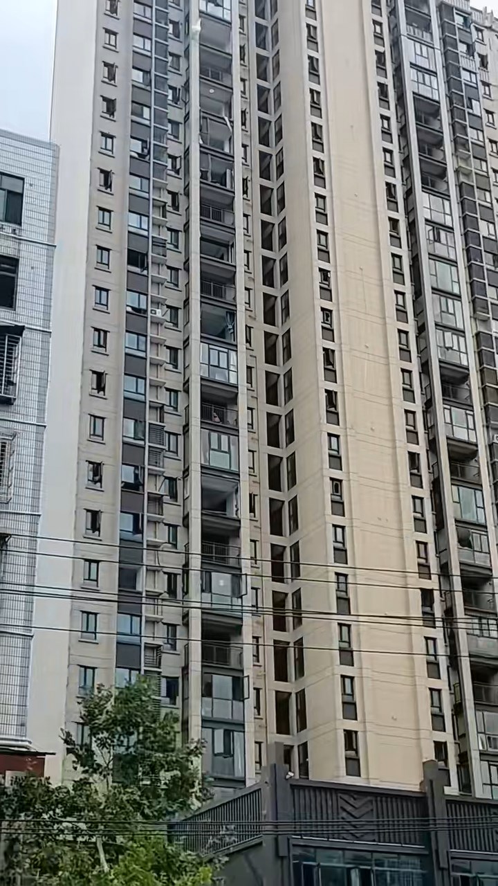 有网民拍到涉案屋苑有多个单位窗户都被吹毁。抖音@诺克萨斯要你站起来 有网民拍到涉案屋苑有多个单位窗户都被吹毁。抖音@诺克萨斯要你站起来