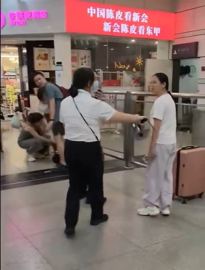 女子错过验票时间无法登车。微博@填鸭式教育受害者 女子错过验票时间无法登车。微博@填鸭式教育受害者