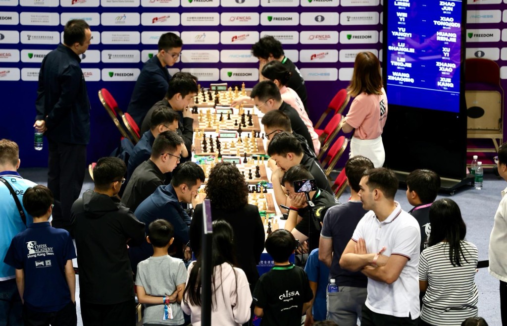 Dragon Chilling(左方)所到之处总吸引棋迷在旁观战。徐嘉华摄 Dragon Chilling(左方)所到之处总吸引棋迷在旁观战。徐嘉华摄