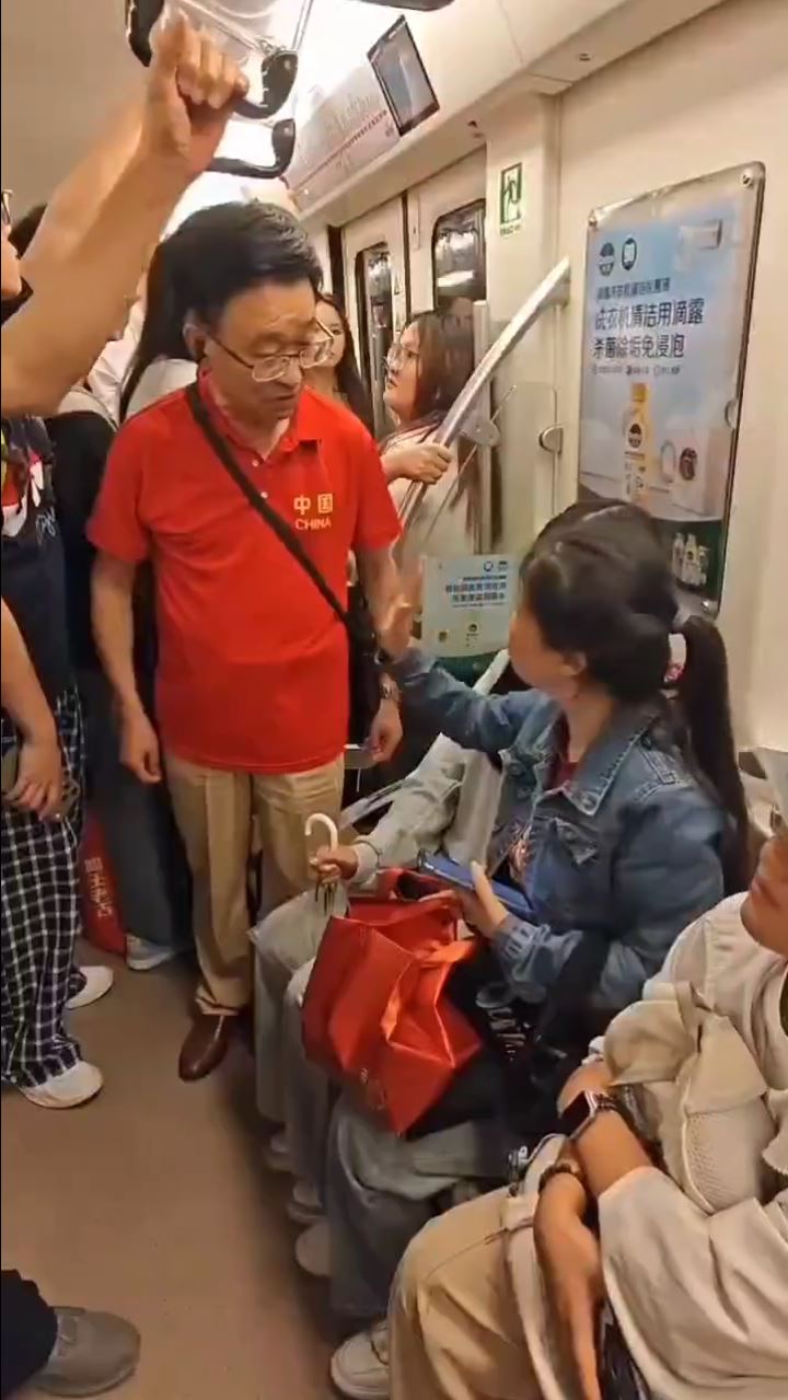 成都地铁阿伯野蛮抢座位，少女母亲奋力反抗。抖音