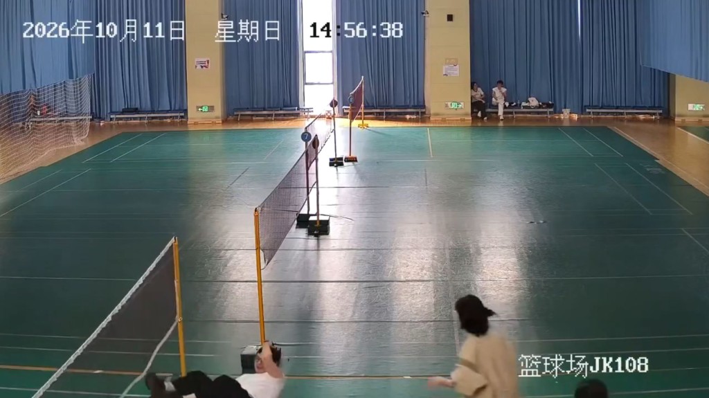 湖北汉手机放裤袋打羽毛球，跌倒爆炸火烧后栏重伤。