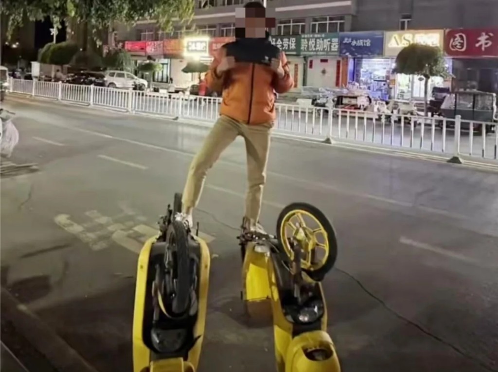个别博主的行为,掀起共享电单车倒立歪风。 小红书 个别博主的行为,掀起共享电单车倒立歪风。 小红书