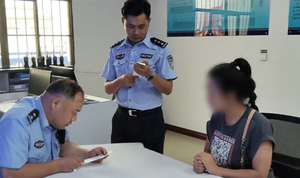 西安女司机揸Benz,两女童违规“出天窗”,遭检举受罚。 西安交警 西安女司机揸Benz,两女童违规“出天窗”,遭检举受罚。 西安交警