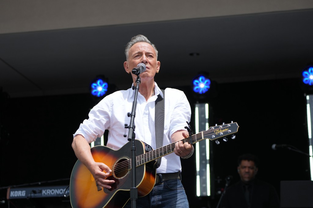 摇滚歌手Bruce Springsteen为奥巴马表演。美联社 摇滚歌手Bruce Springsteen为奥巴马表演。美联社