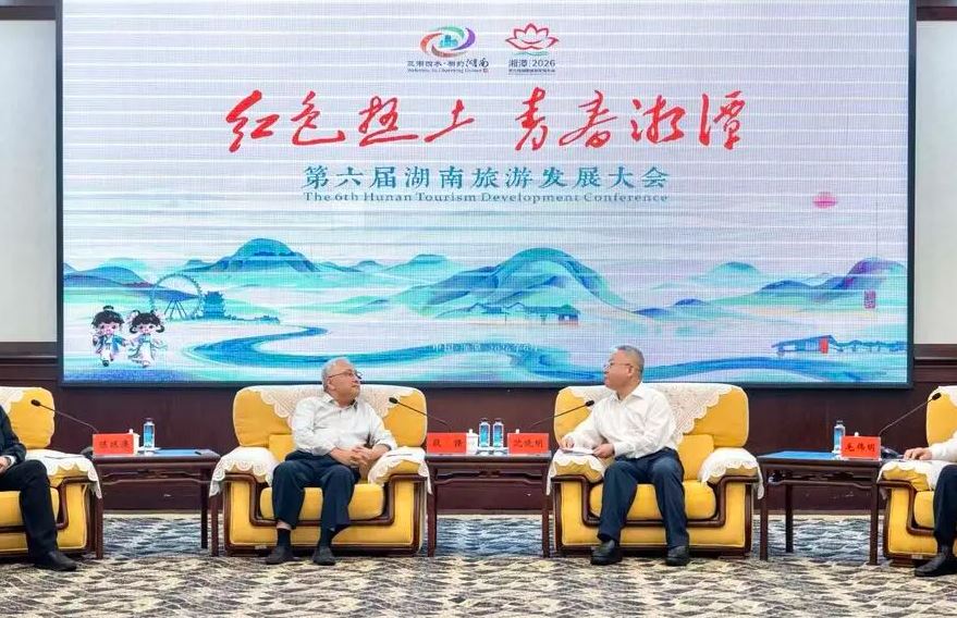 湖南省委书记沈晓明(右)会见出席大会的嘉宾代表。