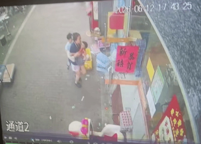 事发后,陈女士抱着伤重的孩子前往医院。 事发后,陈女士抱着伤重的孩子前往医院。