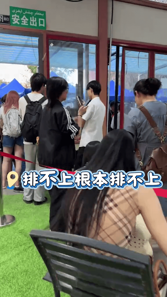 “新疆Labubu”文创小羊爆红,游客排长龙购买的情况。 抖音 “新疆Labubu”文创小羊爆红,游客排长龙购买的情况。 抖音