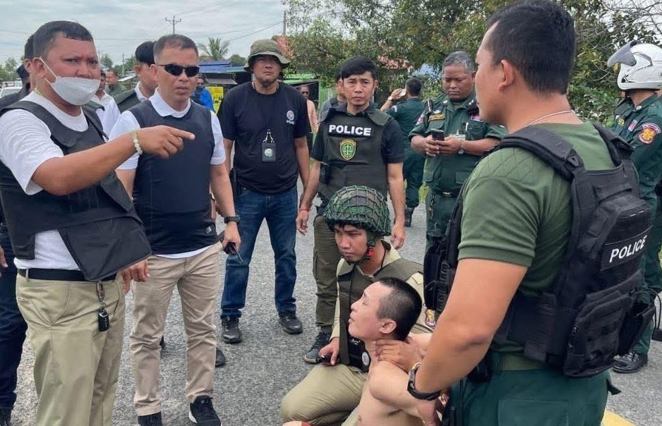 其中一名逃脱在押人员在案发数小时后于公路附近被警方拦截抓获。 柬中时报 其中一名逃脱在押人员在案发数小时后于公路附近被警方拦截抓获。 柬中时报