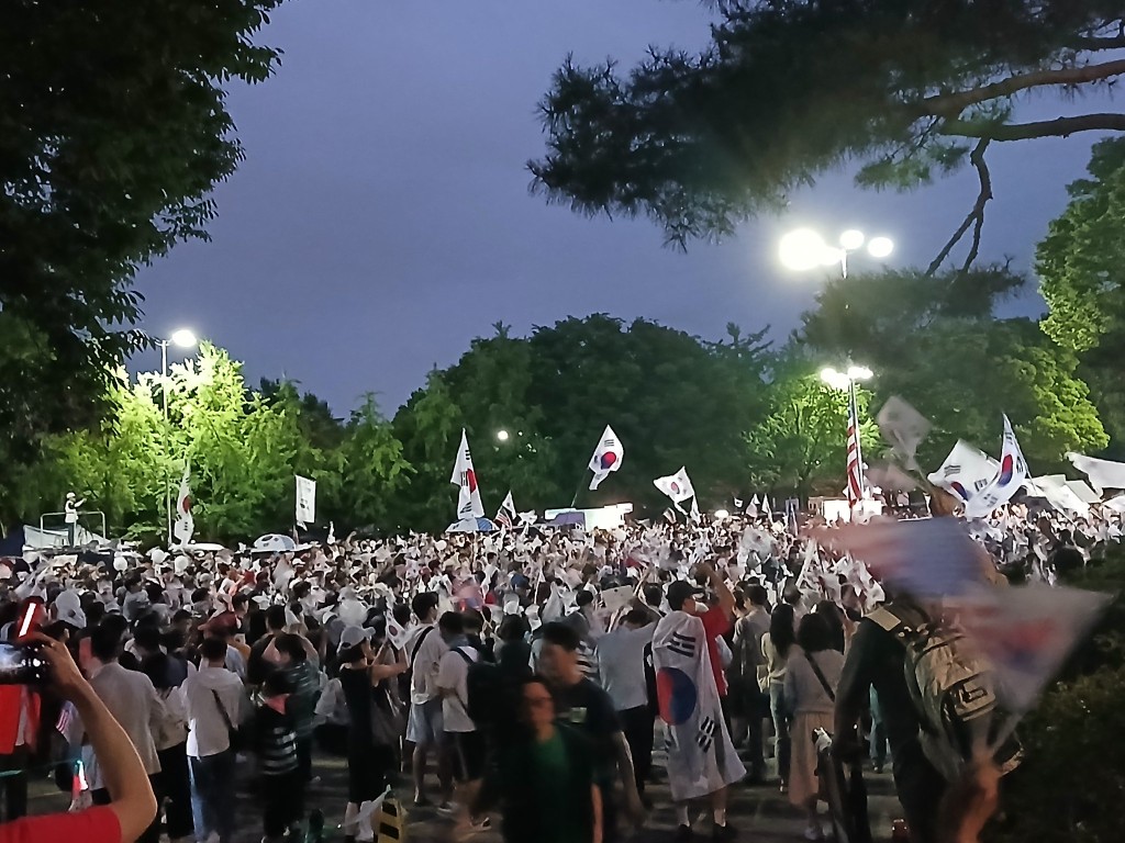 示威民众20日入夜后仍聚集在奥林匹克公园。  X@jwjk3000