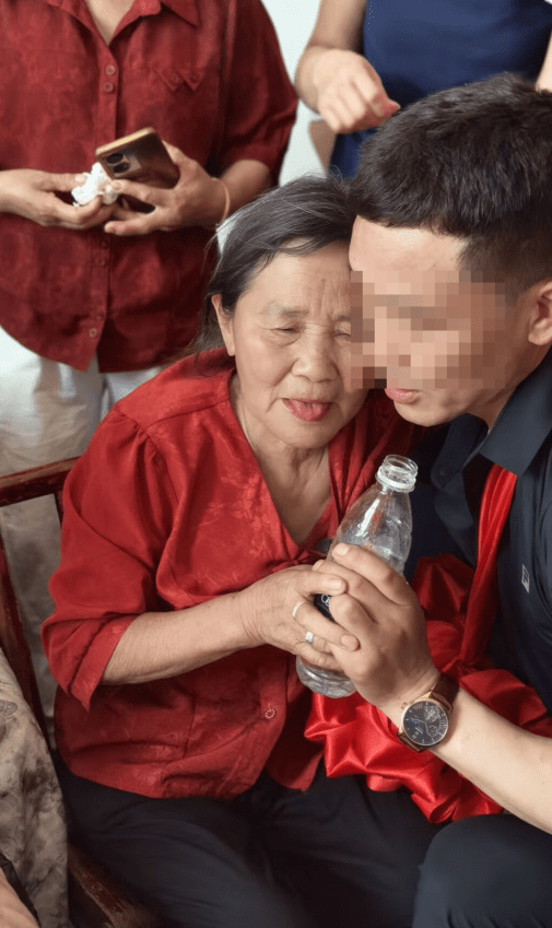 陈迪金回乡认亲。 陈迪金回乡认亲。