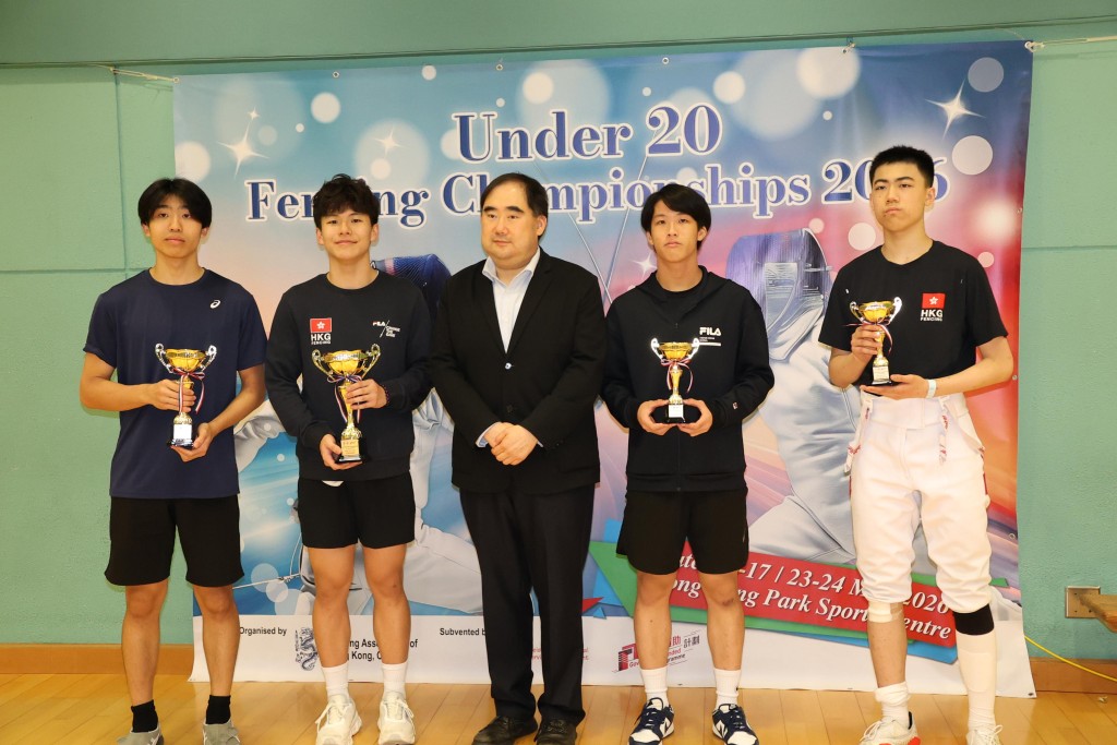 男佩青年组三甲:冠军方晓楠(左二)、亚军郑东灏(左一)、季军叶诚治(右一)及杜晋熙(右二)。徐嘉华摄 男佩青年组三甲:冠军方晓楠(左二)、亚军郑东灏(左一)、季军叶诚治(右一)及杜晋熙(右二)。徐嘉华摄