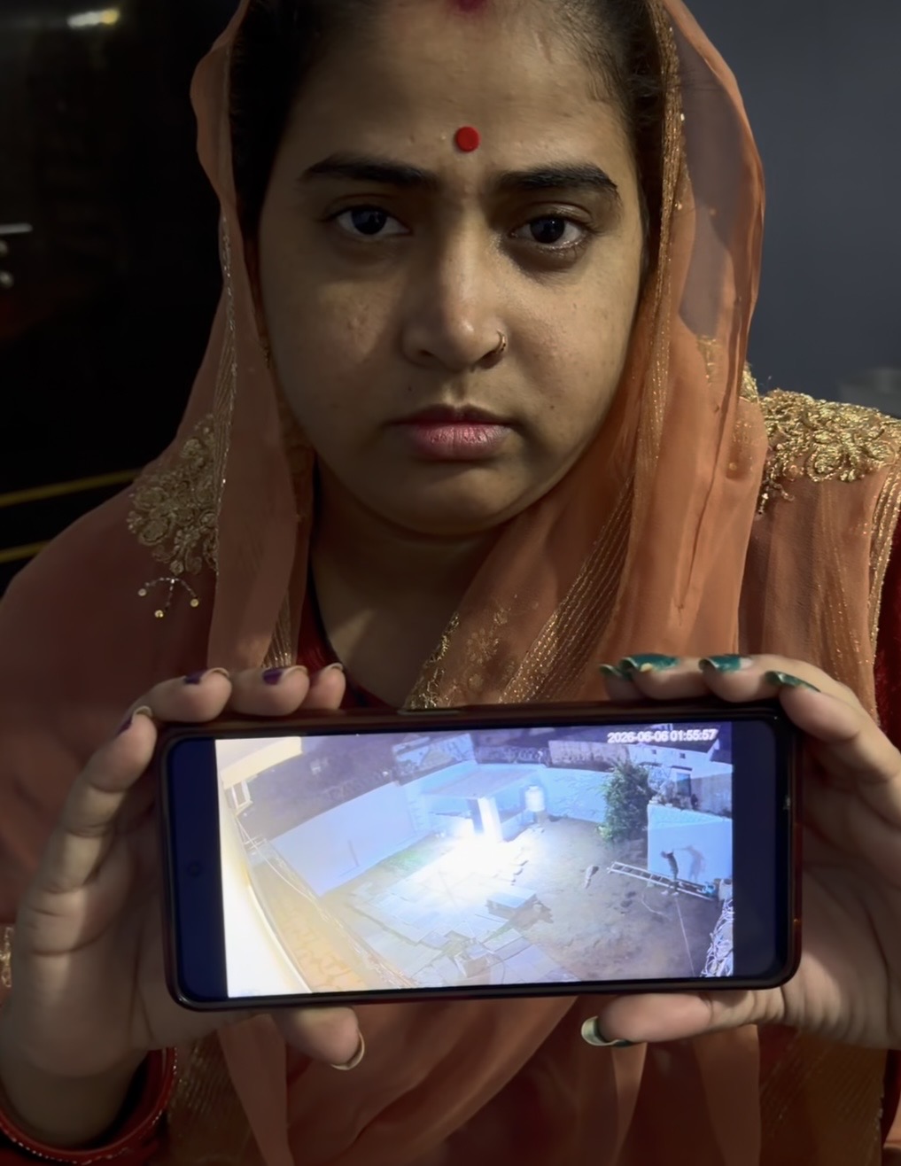 贼人经后院爬梯入屋。 Rachna Gurjar 贼人经后院爬梯入屋。 Rachna Gurjar