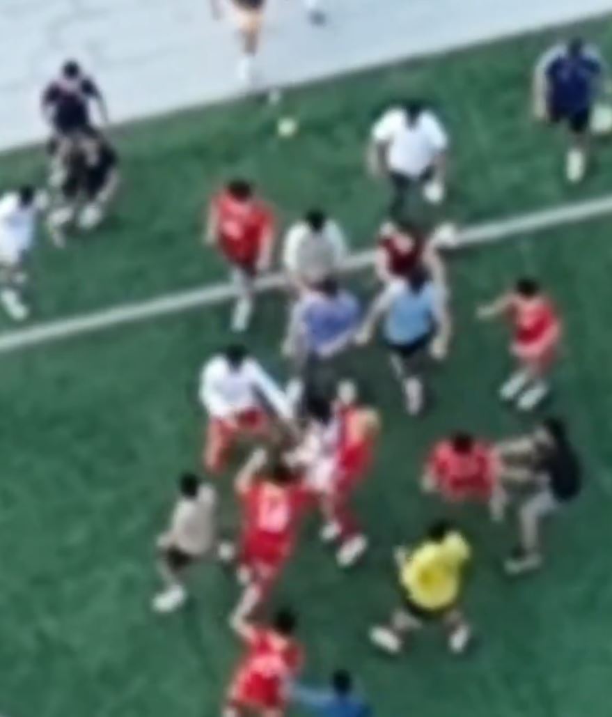湘超张家界成人队围殴广东铭途少年队。 