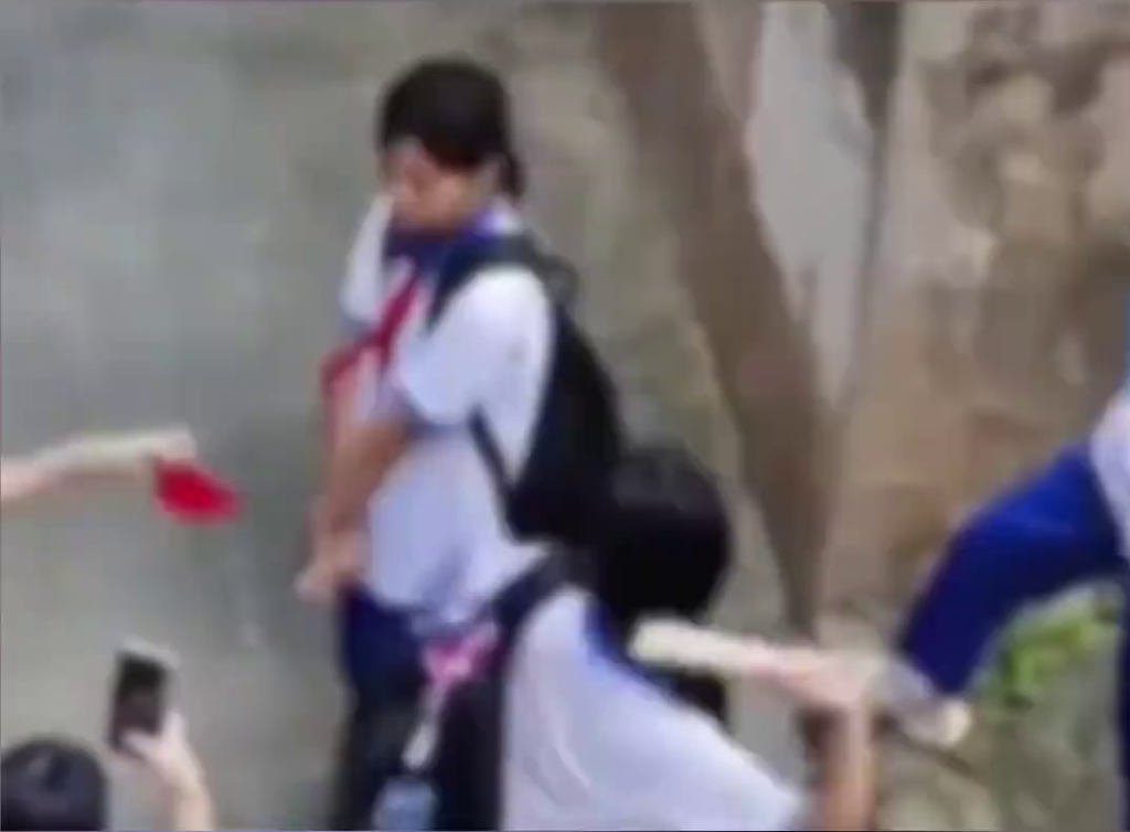 网片显示,一名小学女生被同窗欺凌。 网片显示,一名小学女生被同窗欺凌。