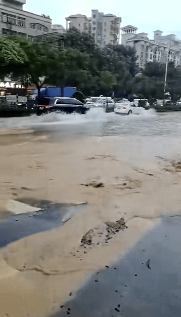深圳18日暴雨致多地水浸。 抖音 深圳18日暴雨致多地水浸。 抖音