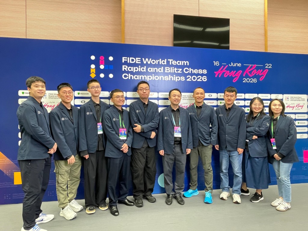 周五完成快棋的团体赛后,君文君(右二)跟Dragon Chilling队开心合照。徐嘉华摄 周五完成快棋的团体赛后,君文君(右二)跟Dragon Chilling队开心合照。徐嘉华摄