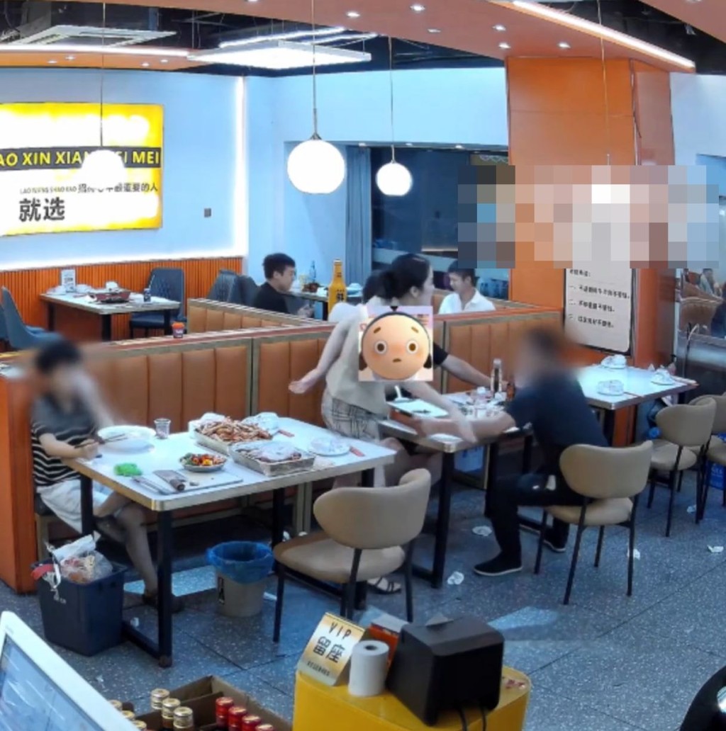 闭路电视拍下食客企图非礼老板娘的情景。千里眼